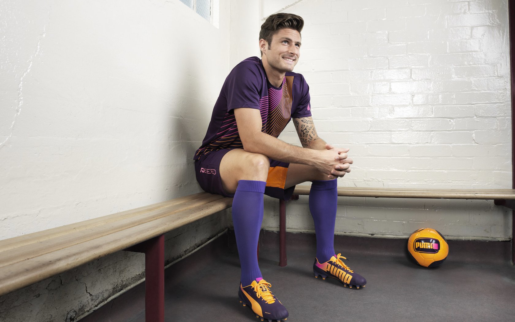 天价转会震撼足坛!超级巨星创纪录加盟豪门,转会费破10亿欧元大关