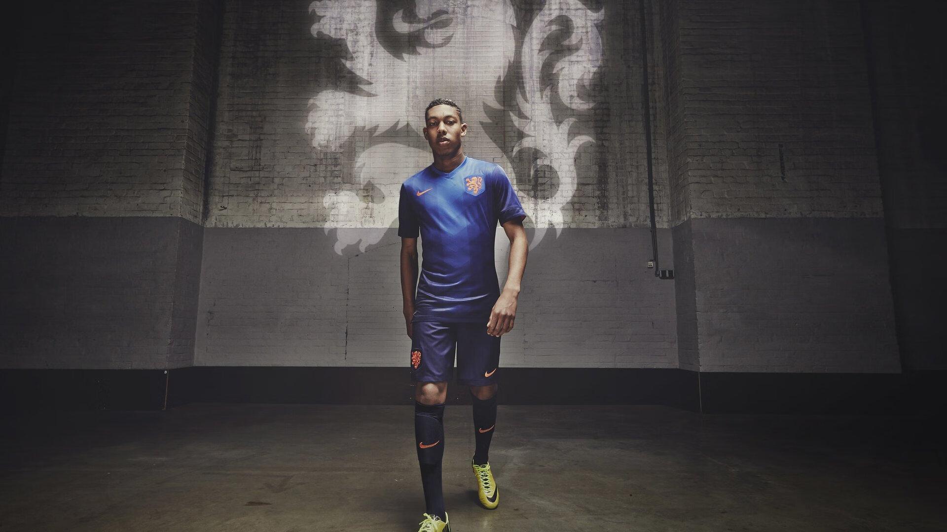 欧冠决赛巅峰对决，皇家马德里绝杀利物浦，第15次捧起大耳朵杯