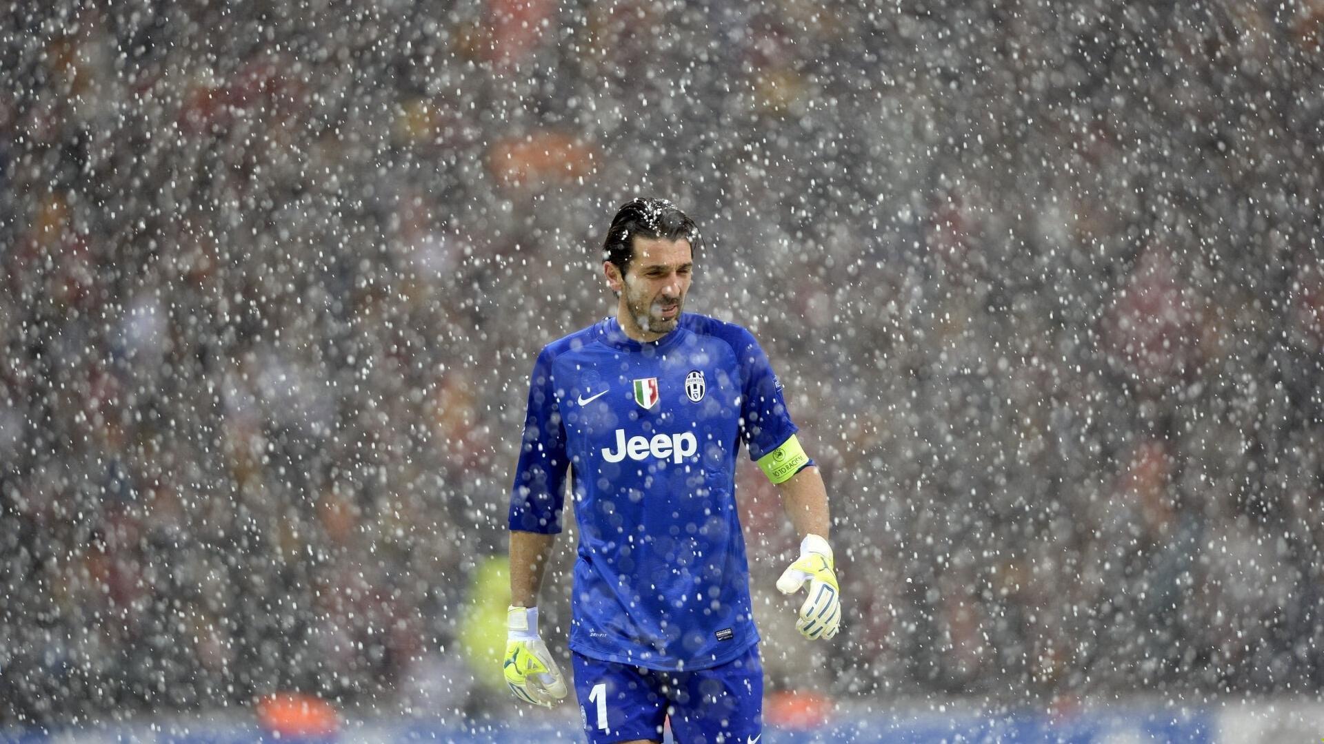 NBA季后赛激战正酣,勇士队逆转取胜,库里再创历史纪录